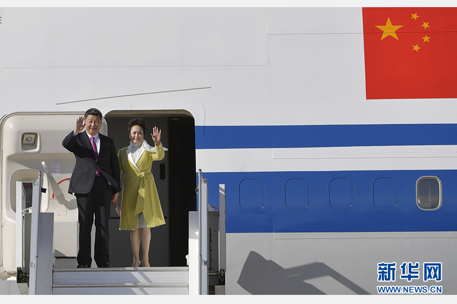 當(dāng)?shù)貢r間11月17日，國家主席習(xí)近平乘專機抵達(dá)基多，開始對厄瓜多爾共和國進(jìn)行國事訪問。這是習(xí)近平與夫人彭麗媛向歡迎人群揮手致意。新華社記者 王曄 攝 