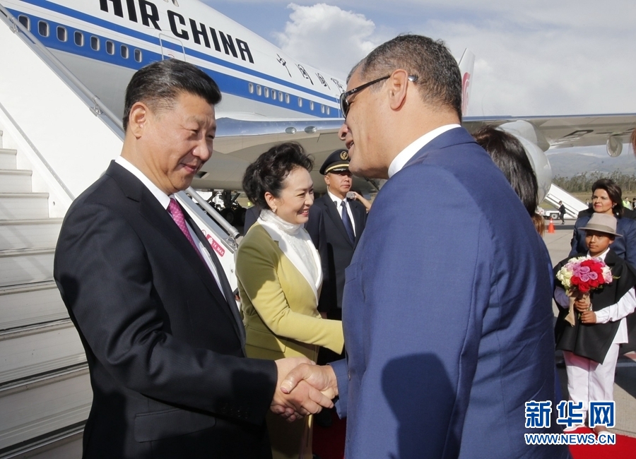 當(dāng)?shù)貢r間11月17日，國家主席習(xí)近平乘專機抵達(dá)基多，開始對厄瓜多爾共和國進(jìn)行國事訪問。厄瓜多爾總統(tǒng)科雷亞和夫人馬勒布等在舷梯旁熱情迎接習(xí)近平和夫人彭麗媛。新華社記者 鞠鵬 攝