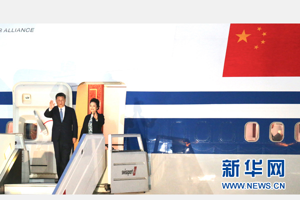 當(dāng)?shù)貢r(shí)間11月18日，國(guó)家主席習(xí)近平抵達(dá)利馬，出席亞太經(jīng)合組織第二十四次領(lǐng)導(dǎo)人非正式會(huì)議并對(duì)秘魯共和國(guó)進(jìn)行國(guó)事訪問(wèn)。習(xí)近平和夫人彭麗媛受到秘魯副總統(tǒng)阿勞斯等熱情迎接。新華社記者 丁林 攝