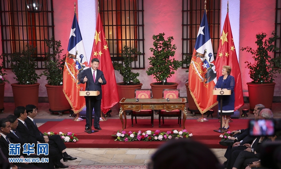11月22日，國(guó)家主席習(xí)近平在圣地亞哥同智利總統(tǒng)巴切萊特舉行會(huì)談。這是會(huì)談后，兩國(guó)元首共同會(huì)見(jiàn)記者。 新華社記者 蘭紅光 攝