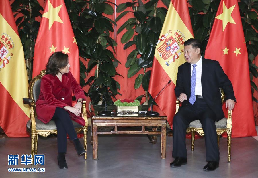 11月24日，國家主席習(xí)近平在西班牙大加那利島會見西班牙副首相薩恩斯。 新華社記者 蘭紅光 攝