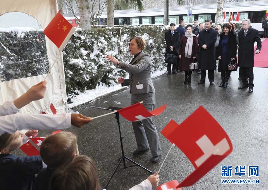 這是習(xí)近平和夫人彭麗媛在伯爾尼克爾薩茨火車站觀看瑞士童聲合唱團(tuán)表演。 新華社記者 蘭紅光 攝