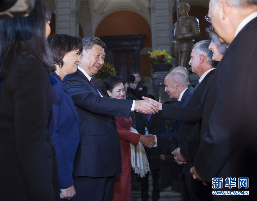 1月15日，國家主席習(xí)近平在伯爾尼出席瑞士聯(lián)邦委員會(huì)全體委員集體舉行的迎接儀式并致辭。 新華社記者 謝環(huán)馳 攝