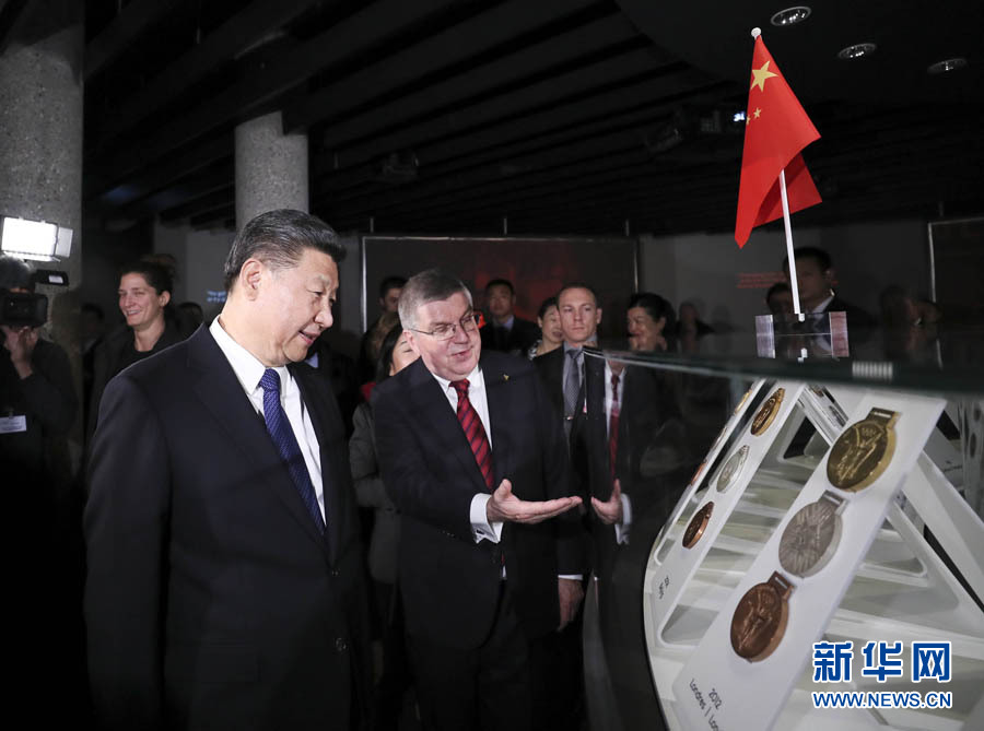 1月18日，國家主席習(xí)近平在瑞士洛桑國際奧林匹克博物館會(huì)見國際奧林匹克委員會(huì)主席巴赫。這是會(huì)見后，習(xí)近平在巴赫陪同下參觀往屆奧運(yùn)會(huì)獎(jiǎng)牌展。新華社記者 蘭紅光 攝