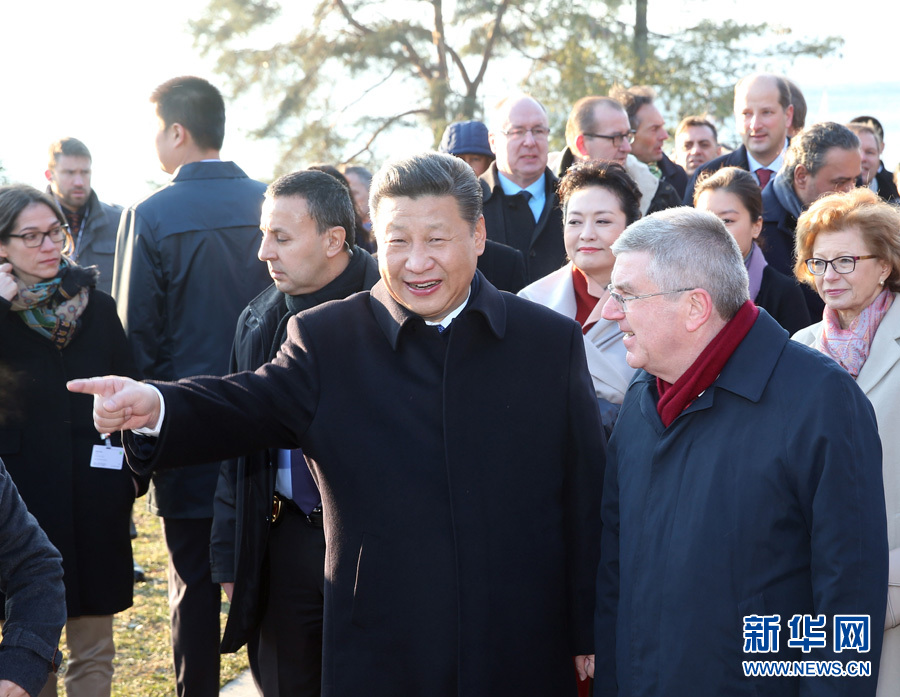 1月18日，國家主席習(xí)近平在瑞士洛桑國際奧林匹克博物館會(huì)見國際奧林匹克委員會(huì)主席巴赫。這是會(huì)見后，習(xí)近平和夫人彭麗媛在巴赫主席夫婦陪同下，參觀國際奧林匹克博物館。新華社記者 姚大偉 攝