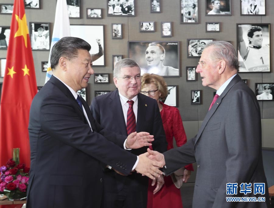 1月18日，國家主席習(xí)近平在瑞士洛桑國際奧林匹克博物館會(huì)見國際奧林匹克委員會(huì)主席巴赫。這是會(huì)見后，習(xí)近平與國際奧委會(huì)名譽(yù)主席羅格交談。新華社記者 蘭紅光 攝