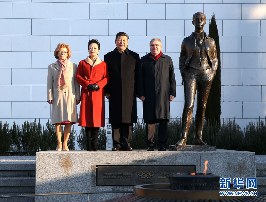 1月18日，國家主席習(xí)近平在瑞士洛桑國際奧林匹克博物館會(huì)見國際奧林匹克委員會(huì)主席巴赫。這是習(xí)近平和夫人彭麗媛與巴赫夫婦在現(xiàn)代奧林匹克運(yùn)動(dòng)發(fā)起人顧拜旦雕像前合影。新華社記者 姚大偉 攝