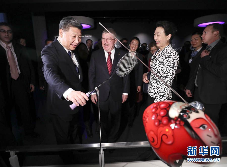 1月18日，國家主席習(xí)近平在瑞士洛桑國際奧林匹克博物館會(huì)見國際奧林匹克委員會(huì)主席巴赫。這是習(xí)近平在巴赫陪同下，參觀羽毛球世界冠軍李玲蔚用過的球拍。新華社記者 蘭紅光 攝