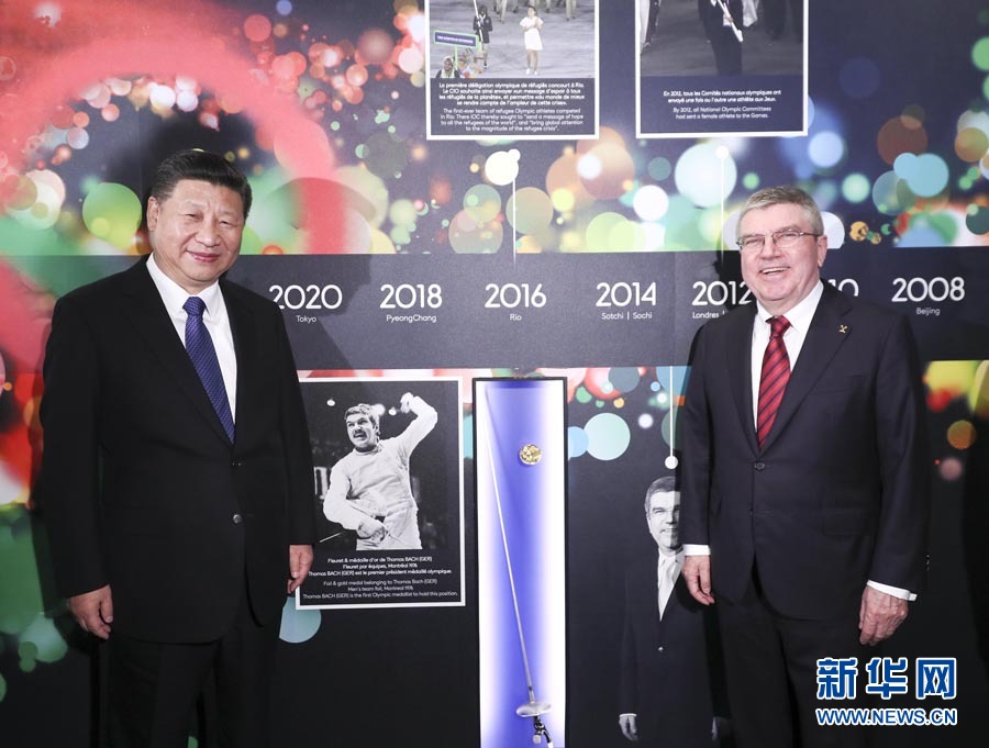 1月18日，國家主席習(xí)近平在瑞士洛桑國際奧林匹克博物館會(huì)見國際奧林匹克委員會(huì)主席巴赫。這是習(xí)近平與巴赫在巴赫作為擊劍運(yùn)動(dòng)員參加奧運(yùn)會(huì)的照片前合影。新華社記者 蘭紅光 攝
