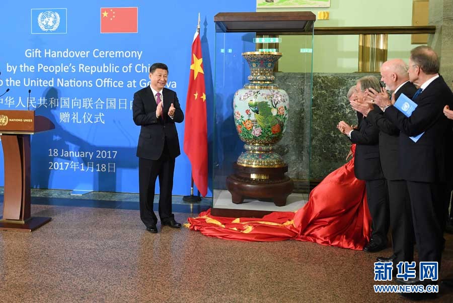 1月18日，國家主席習(xí)近平在瑞士日內(nèi)瓦萬國宮出席“共商共筑人類命運(yùn)共同體”高級別會議，并發(fā)表題為《共同構(gòu)建人類命運(yùn)共同體》的主旨演講。這是會議結(jié)束后，習(xí)近平出席中國向聯(lián)合國日內(nèi)瓦總部贈禮儀式。新華社記者 張鐸 攝