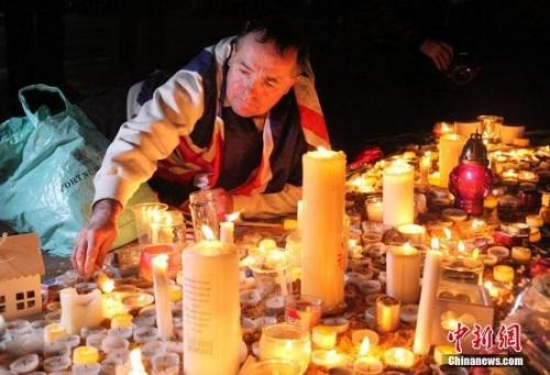 3月23日晚，倫敦民眾在市中心的特拉法加廣場舉行燭光集會，悼念此前一天發(fā)生在英國議會大廈附近的恐怖襲擊事件遇難者。 <a target='_blank' ><p  align=