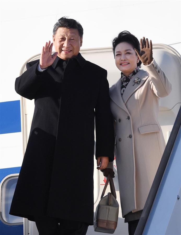 4月4日，國(guó)家主席習(xí)近平乘專(zhuān)機(jī)抵達(dá)赫爾辛基，開(kāi)始對(duì)芬蘭共和國(guó)進(jìn)行國(guó)事訪問(wèn)。這是習(xí)近平和夫人彭麗媛步出艙門(mén)。 新華社記者 饒愛(ài)民 攝 