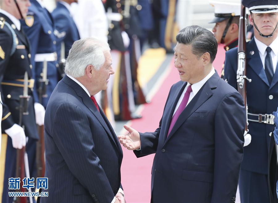 4月6日，國家主席習(xí)近平乘專機抵達美國佛羅里達州，將在海湖莊園同美國總統(tǒng)特朗普舉行中美元首會晤。習(xí)近平和夫人彭麗媛受到美國國務(wù)卿蒂勒森夫婦等熱情迎接。新華社記者 丁林 攝 