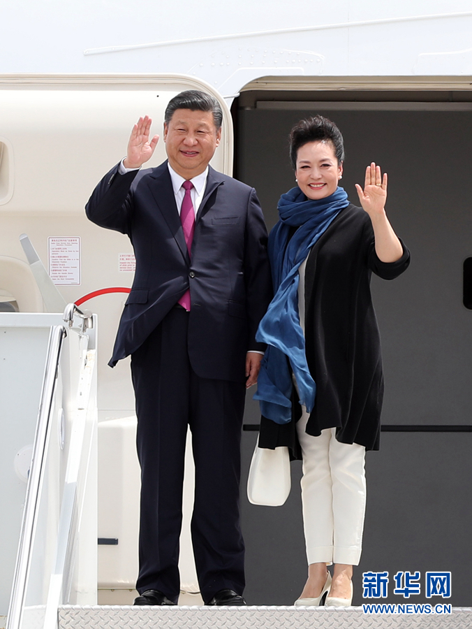4月6日，國家主席習(xí)近平乘專機抵達美國佛羅里達州，將在海湖莊園同美國總統(tǒng)特朗普舉行中美元首會晤。這是習(xí)近平和夫人彭麗媛步出機艙。新華社記者 劉衛(wèi)兵 攝 