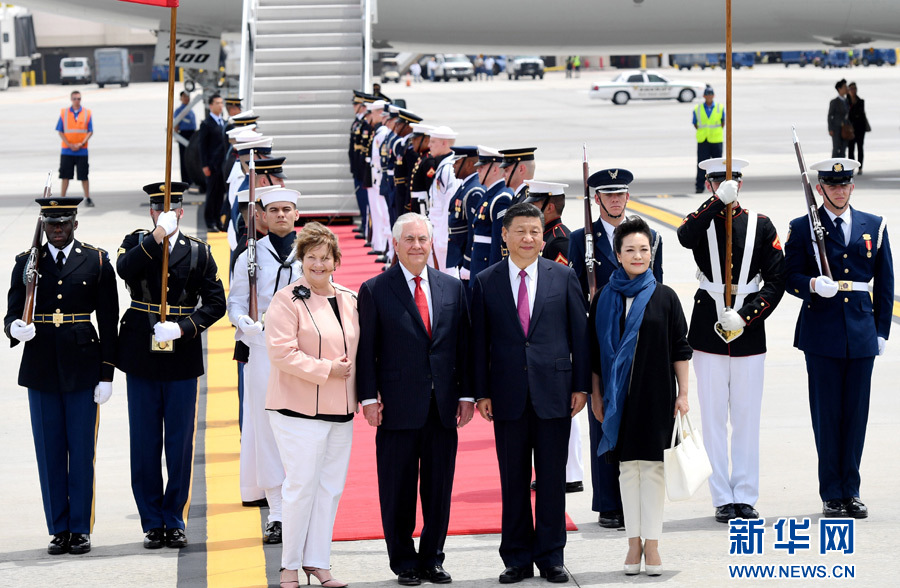 4月6日，國家主席習(xí)近平乘專機抵達美國佛羅里達州，將在海湖莊園同美國總統(tǒng)特朗普舉行中美元首會晤。習(xí)近平和夫人彭麗媛受到美國國務(wù)卿蒂勒森夫婦等熱情迎接。新華社記者 吳曉凌 攝