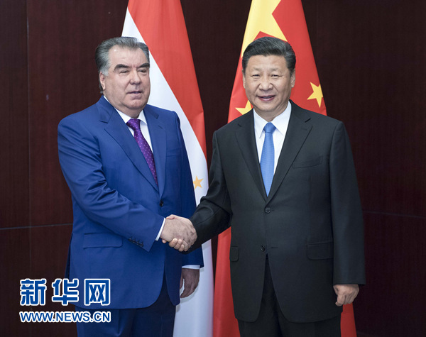 6月9日，國家主席習(xí)近平在阿斯塔納會(huì)見塔吉克斯坦總統(tǒng)拉赫蒙。新華社記者 李濤 攝