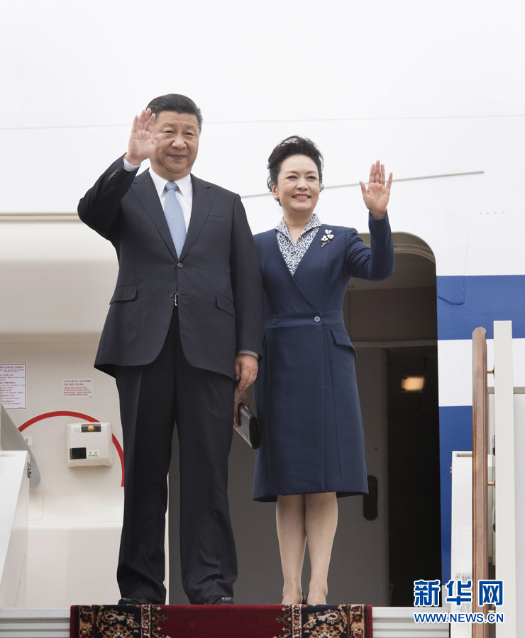 7月3日，國家主席習近平乘專機抵達莫斯科，開始對俄羅斯聯(lián)邦進行國事訪問。這是習近平和夫人彭麗媛步出艙門。 新華社記者 李學仁 攝