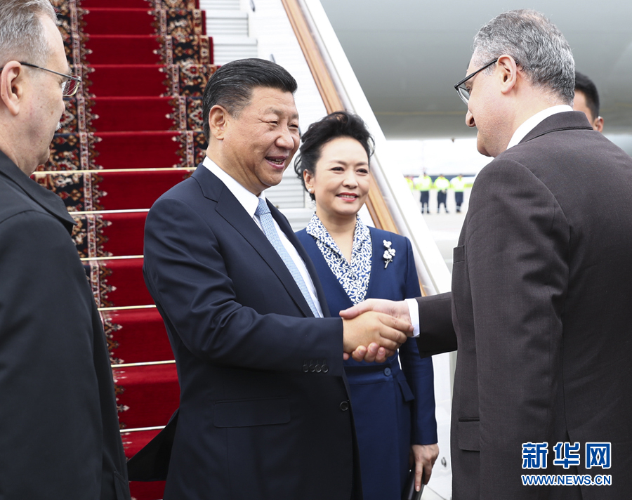 7月3日，國家主席習近平乘專機抵達莫斯科，開始對俄羅斯聯(lián)邦進行國事訪問。這是習近平和夫人彭麗媛受到俄羅斯政府高級官員熱情迎接。新華社記者 謝環(huán)馳 攝 