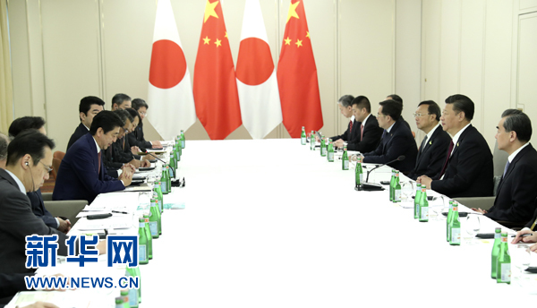 7月8日，國(guó)家主席習(xí)近平應(yīng)約在漢堡會(huì)見日本首相安倍晉三。新華社記者 馬占成 攝