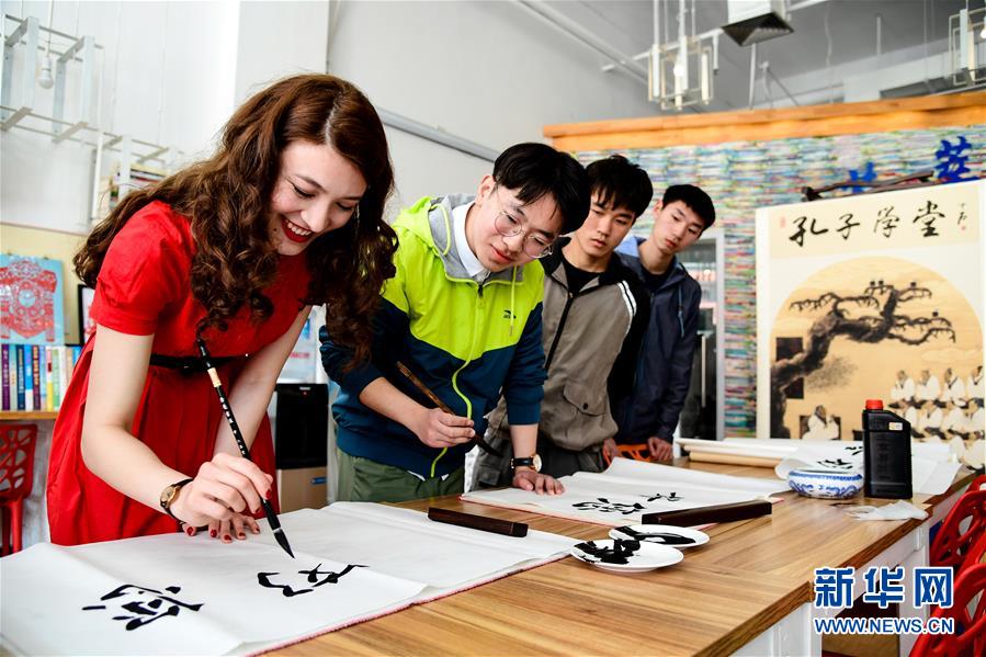（新華全媒頭條·上合青島峰會(huì)·圖文互動(dòng)）（13）遠(yuǎn)航，揚(yáng)起“上海精神”的時(shí)代風(fēng)帆——寫(xiě)在上海合作組織成員國(guó)元首理事會(huì)第十八次會(huì)議即將召開(kāi)之際