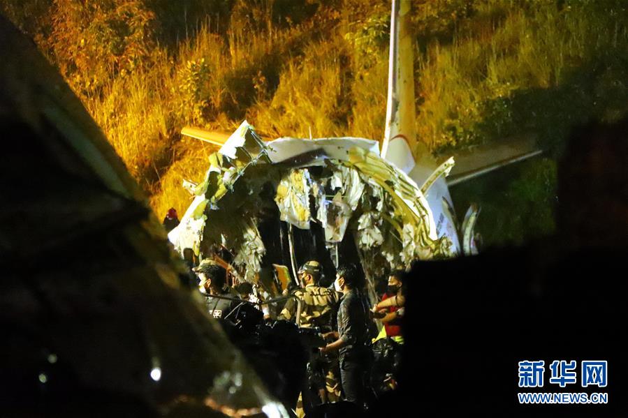 （國際）（1）印度一架客機(jī)降落時沖出跑道至少16人死亡