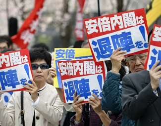 麻煩重重 安倍難逃“森友劫”？