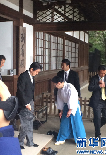 安倍為何不顧?quán)彿磳?，?zhí)意參拜？